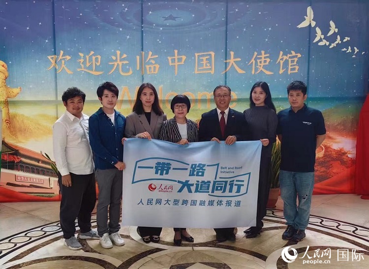 崔建春大使（右三）與人民網記者合影。