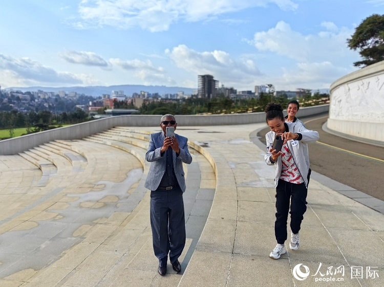 亞的斯亞貝巴友誼廣場的游客與人民網記者互動。人民網記者 陳星星攝