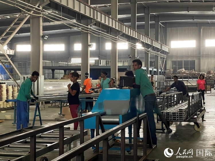 東方工業園華嘉鋁業生產車間。人民網記者 趙艷紅攝