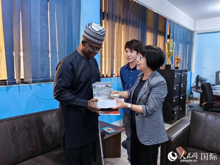 人民網監事會主席唐維紅（右一）帶隊訪問尼日利亞通訊社，與該社總裁布克·龐勒（左一）交流。人民網記者 陳星星攝