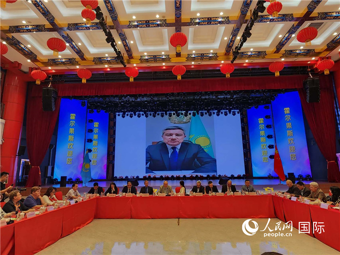 哈外交部駐阿拉木圖副代表拉伊莫夫視頻致辭。人民網記者 李強攝