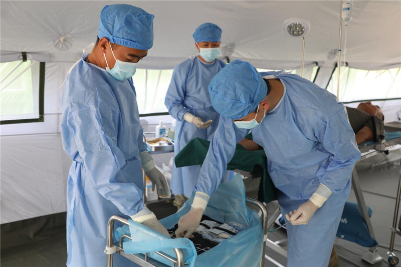 出征前，“純凈家園-2023”多國聯合掃雷行動中方任務分隊醫療組官兵正在進行專業訓練。趙文環攝