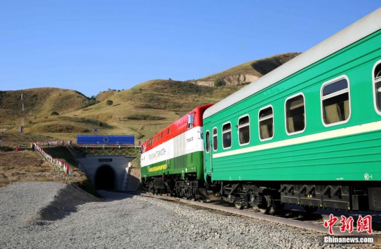 2016年8月24日，塔吉克斯坦“瓦赫達(dá)特-亞灣”鐵路通車。這是絲綢之路經(jīng)濟帶框架下首個開工并建成的鐵路項目，具標(biāo)志性意義。圖為火車進(jìn)入由中鐵十九局集團有限公司承建的隧道。文龍杰 攝