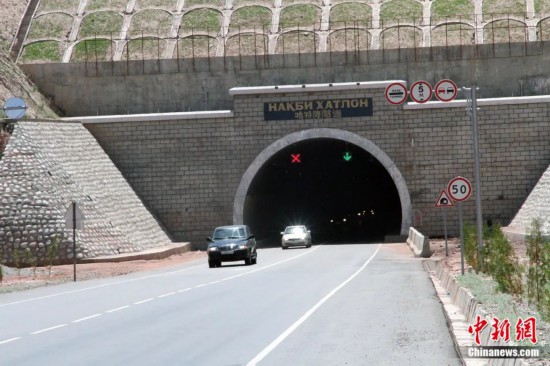 連接塔吉克斯坦南北的重要隧道之一哈特隆隧道由中國路橋承建，是塔國南北公路交通的重要干線道路，對促進(jìn)塔吉克斯坦南北交流和國民經(jīng)濟發(fā)展具有重要意義。田冰攝