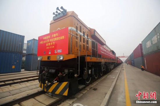 2021年7月5日，中國—上海合作組織地方經(jīng)貿(mào)合作示范區(qū)（簡稱“上合示范區(qū)”）前往塔吉克斯坦首都杜尚別的首班中歐班列（齊魯號）“上合快線”發(fā)出，從上合示范區(qū)青島多式聯(lián)運中心啟程，為中國及日本、韓國等周邊國家和地區(qū)與塔吉克斯坦經(jīng)貿(mào)往來提供了全新的物流解決方案。胡耀杰 攝