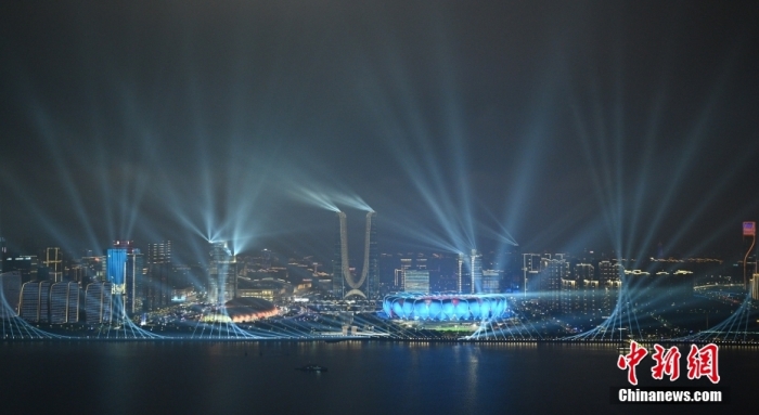9月23日，杭州第19屆亞運會開幕式在浙江杭州奧體中心體育場舉行。圖為璀璨燈光秀點亮錢塘江夜空。<a target='_blank' href='/'><p  align=
