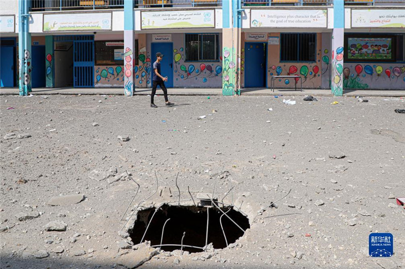 這是10月8日在加沙城一所學校拍攝的以色列空襲對地面造成的破壞。新華社發（里澤克·阿卜杜勒賈瓦德攝）