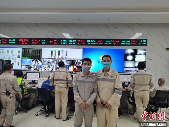 圖為張歡國(右)和青山項(xiàng)目中方負(fù)責(zé)人的控制室合影。 受訪者供圖