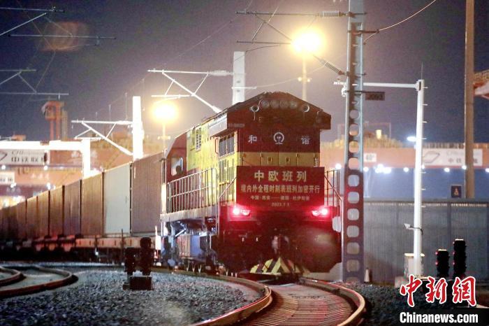 圖為中歐班列整裝待發。 鐘翰林 攝