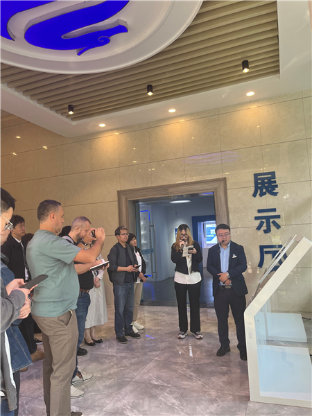 （在文瀾智谷中試產業基地，中外記者深入了解科技轉化情況 趙橙涔攝）