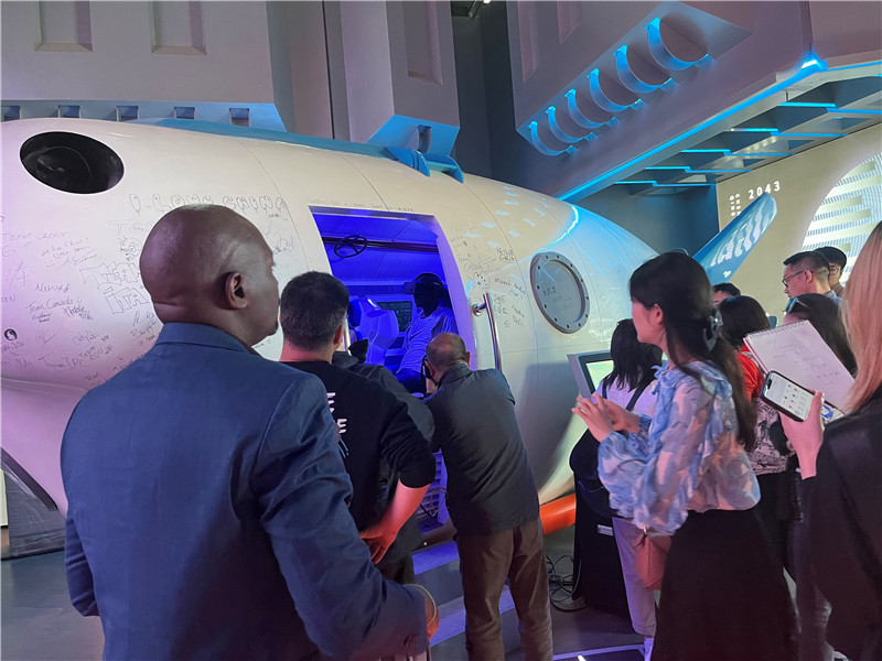 （中外記者在元宇宙數字文旅產業園內體驗SoReal“蛟龍”號載人深海模擬體驗器 趙橙涔攝）