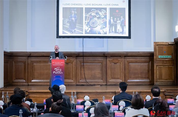 英國群英創(chuàng)意全球首席執(zhí)行官杰米·撒杰特在現(xiàn)場發(fā)言,分享如何進一步提升四川旅游的國際影響力、吸引更多的英國游客。人民網(wǎng) 郭錦標攝