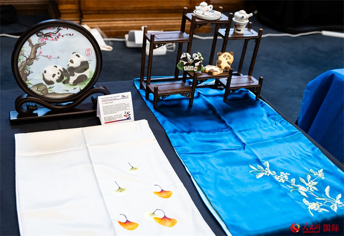 活動現(xiàn)場的現(xiàn)場文創(chuàng)展、互動體驗區(qū)、非遺區(qū)展示。人民網(wǎng) 郭錦標攝