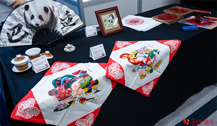 活動現(xiàn)場的現(xiàn)場文創(chuàng)展、互動體驗區(qū)、非遺區(qū)展示。人民網(wǎng) 郭錦標攝