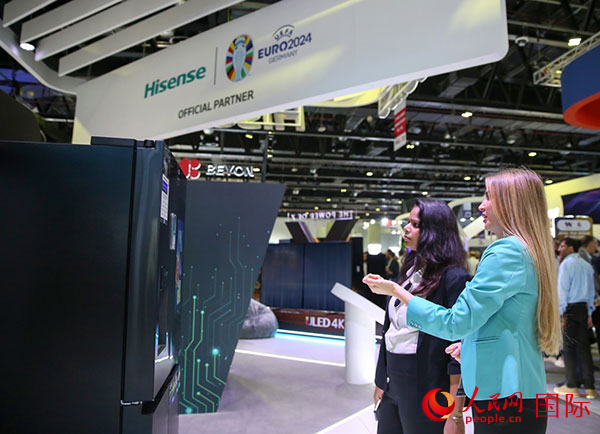 訪客在海信集團展臺參觀。人民網 塔里克·易卜拉欣攝