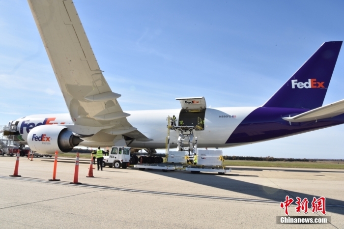 當(dāng)?shù)貢r(shí)間11月8日，美國(guó)華盛頓史密森學(xué)會(huì)國(guó)家動(dòng)物園的大熊貓“美香”“添添”和它們的幼崽“小奇跡”乘坐的專機(jī)從華盛頓杜勒斯國(guó)際機(jī)場(chǎng)起飛前往中國(guó)成都。圖為裝有大熊貓的特制“旅行箱”正在運(yùn)上專機(jī)。<a target='_blank' href='/'><p  align=