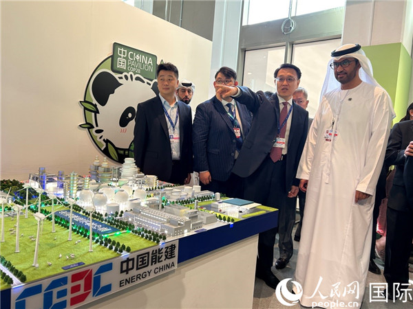 COP28主席蘇爾坦·賈比爾參觀中國角展示。人民網記者任皓宇攝