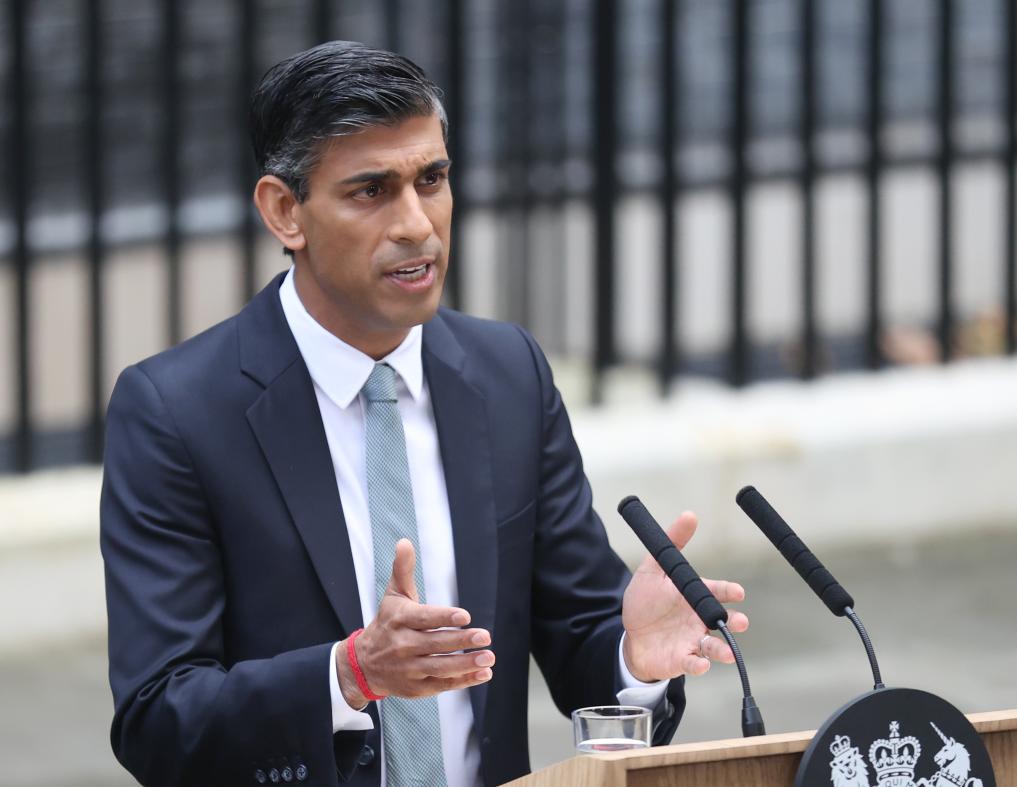 2022年10月25日，里希·蘇納克在英國倫敦唐寧街10號首相府前發表講話。新華社記者李穎攝