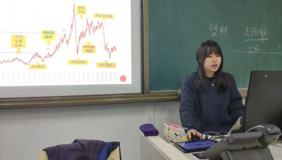 楊柳在課堂上分享自己的作業ppt