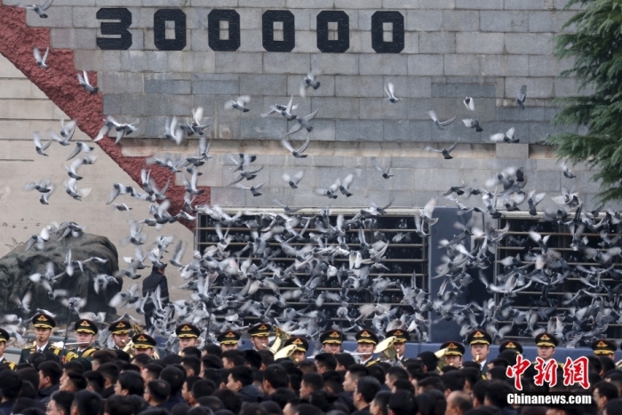 12月13日是第十個南京大屠殺死難者國家公祭日。當天上午，南京大屠殺死難者國家公祭儀式在侵華日軍南京大屠殺遇難同胞紀念館舉行。圖為國家公祭儀式現場。<a target='_blank' href='/'><p  align=