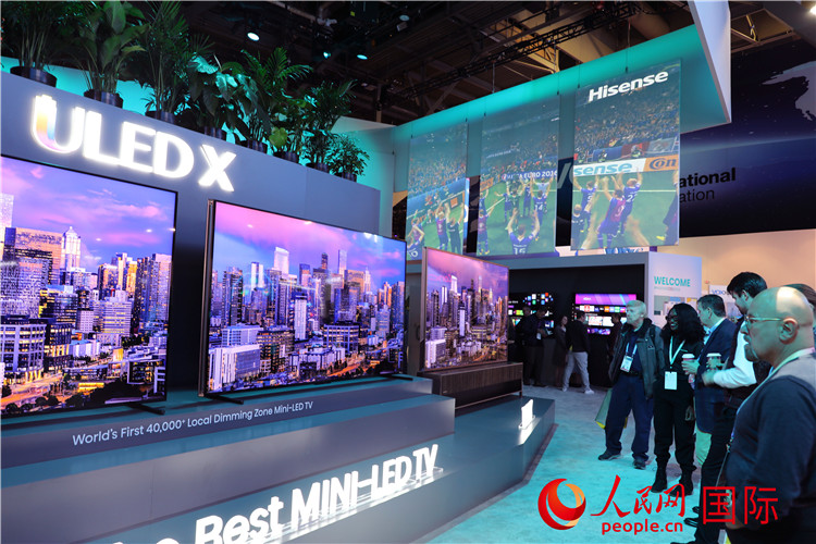 在2024年美國消費電子展上，人們駐足觀看中國企業(yè)海信推出的ULED X系列電視110UX，該產(chǎn)品獲得“2024年美國消費電子展創(chuàng)新獎”。人民網(wǎng)記者 李志偉攝
