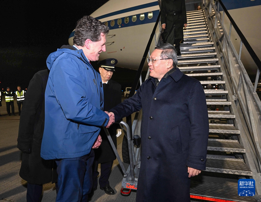 當地時間1月16日晚，應愛爾蘭總理瓦拉德卡邀請，國務院總理李強乘包機抵達都柏林國際機場，開始對愛爾蘭進行正式訪問。愛爾蘭環境、氣候與通訊部長兼交通部長瑞安等到機場迎接。新華社記者 饒愛民 攝
