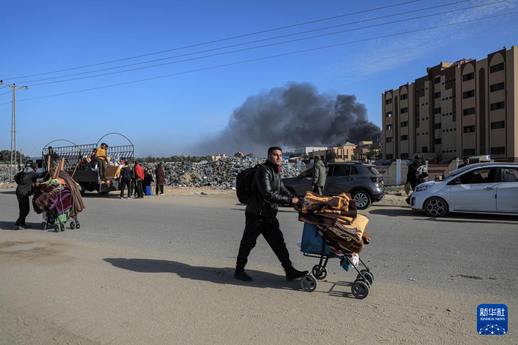 1月22日，在加沙地帶南部城市汗尤尼斯，人們逃離家園。新華社發（里澤克·阿卜杜勒賈瓦德攝）