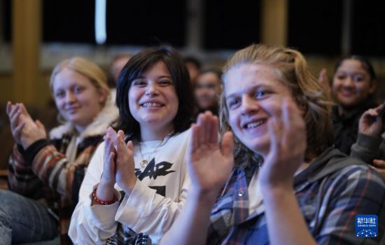 1月30日，在美國華盛頓州塔科馬市林肯中學，將于3月啟程赴華交流的林肯中學12年級學生蒙特塞拉特·羅梅羅-羅查（中）參加美國中學生赴華交流歡送儀式。新華社記者 吳曉凌 攝