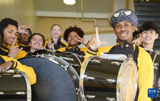 1月30日，在美國華盛頓州塔科馬市林肯中學，學校鼓樂隊準備在美國中學生赴華交流歡送儀式上表演。新華社記者 吳曉凌 攝