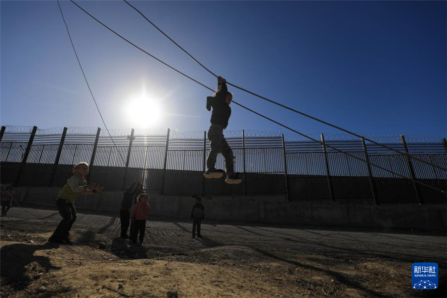 1月31日,在加沙地帶南部城市拉法同埃及邊境地區,巴勒斯坦兒童在玩耍。新華社發(亞西爾·庫迪攝)