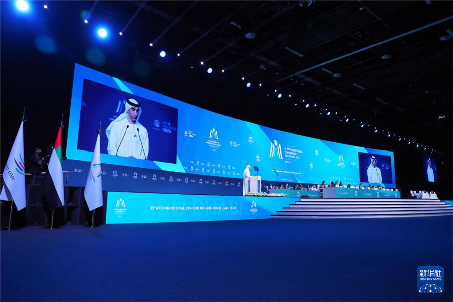 2月26日，在阿聯酋首都阿布扎比，阿聯酋外貿國務部長、世貿組織第13屆部長級會議主席薩尼·澤尤迪在世界貿易組織第13屆部長級會議開幕式上致辭。新華社發（世界貿易組織供圖）