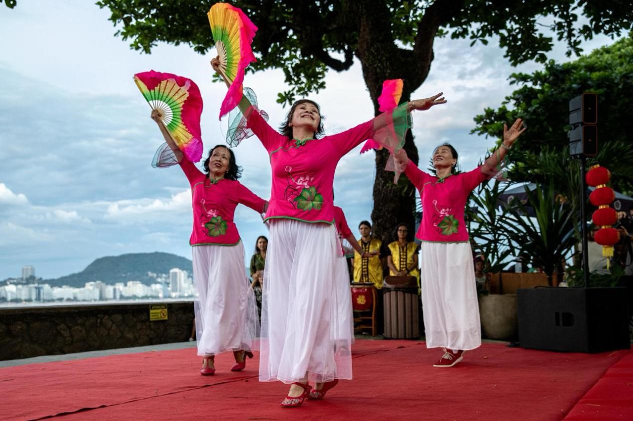 當(dāng)?shù)貢r(shí)間2月24日晚，2024年元宵節(jié)慶?；顒?dòng)在巴西里約熱內(nèi)盧市科帕卡巴納要塞舉辦。巴西山河文化促進(jìn)中心供圖