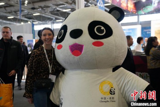 3月5日，2024年柏林國際旅游交易會(ITB)在柏林會展中心拉開帷幕。以“你好！中國”為主題的中國展區(qū)當日亮相展會。圖為觀眾與大熊貓人偶合影。中新社記者 馬秀秀 攝
