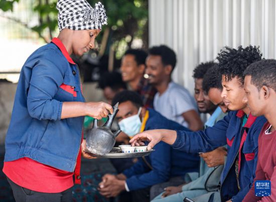 2024年2月16日,在埃塞俄比亞杜凱姆市的東方工業園,工人在工作間隙休息。 新華社記者 李亞輝 攝