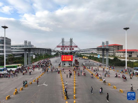 這是2023年11月3日在埃塞俄比亞杜凱姆市拍攝的東方工業園大門(無人機照片)。 新華社發(東方工業園供圖)
