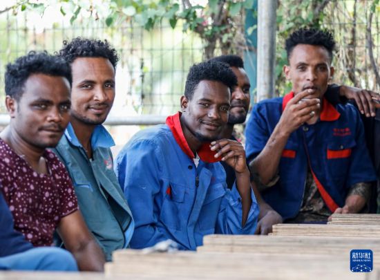 2024年2月16日,在埃塞俄比亞杜凱姆市的東方工業園,工人在工作間隙休息。 新華社記者 李亞輝 攝