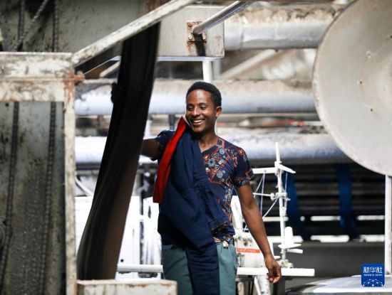 2024年2月16日,在埃塞俄比亞杜凱姆市的東方工業園,工人在東方紡織印染有限公司的車間內工作。 新華社記者 李亞輝 攝