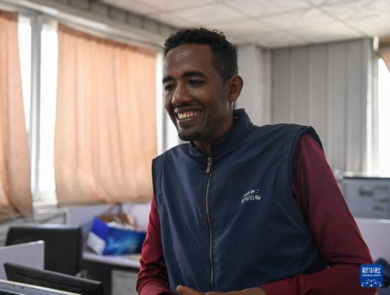 2024年2月16日,在埃塞俄比亞杜凱姆市的東方工業園,東方紡織印染有限公司經理格圖·克貝貝接受新華社記者采訪。 新華社記者 李亞輝 攝