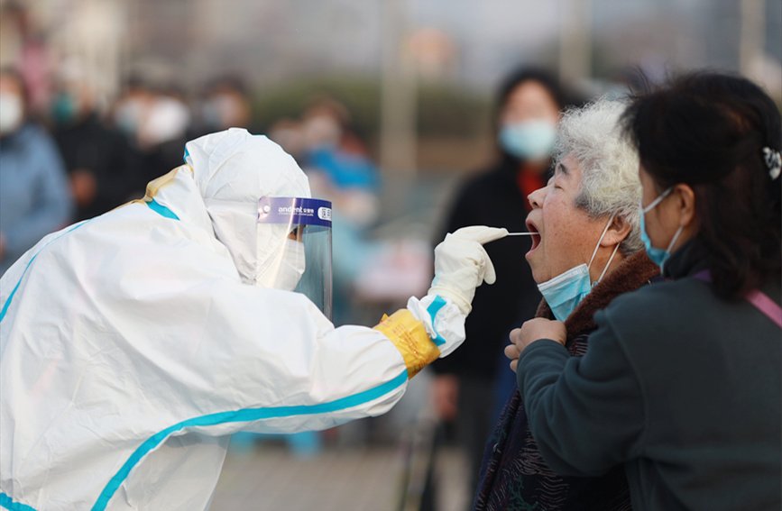 居民在南開區社區核酸檢測點進行核酸檢測。王英浩攝