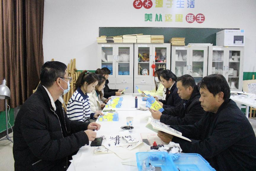 河北省臨西縣人民檢察院未檢檢察官在臨西縣第二小學(xué)為家長講解家庭教育促進(jìn)法。 孫國月攝