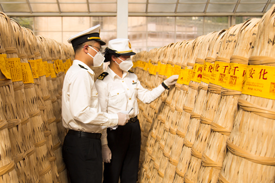 海關工作人員在查看相關貨物。受訪單位供圖