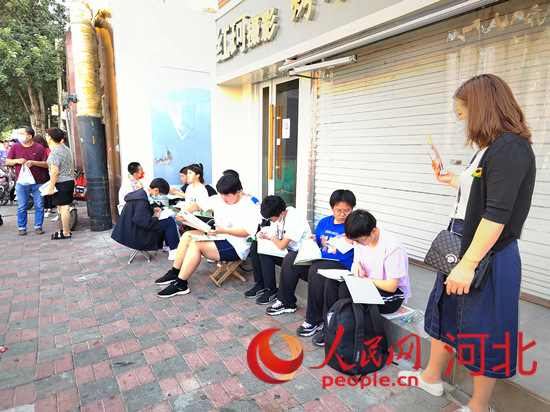 臨進考場，考生抓緊時間再復習一下。人民網 祝龍超攝