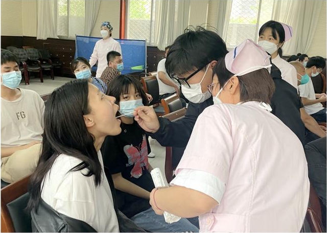 醫院對志愿者進行線下培訓。李艷紅攝
