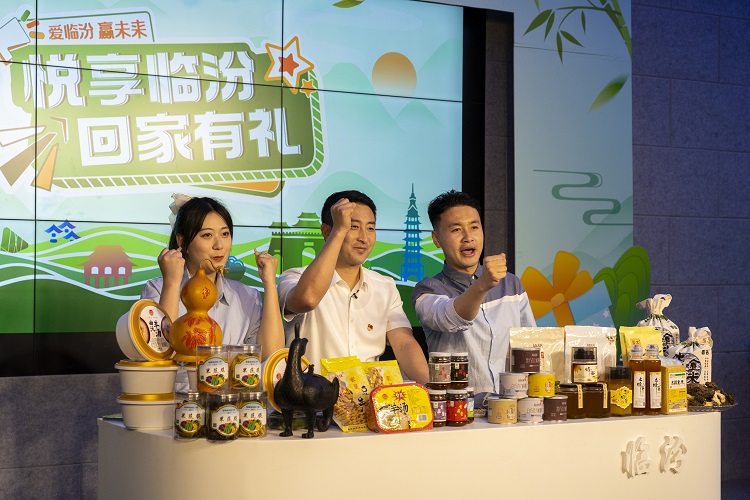 6月3日下午，在臨汾原產地商品體驗店，曲沃縣副縣長樊奇選對當地的農特產品、旅游景點進行了推介代言。鄭遠飛攝