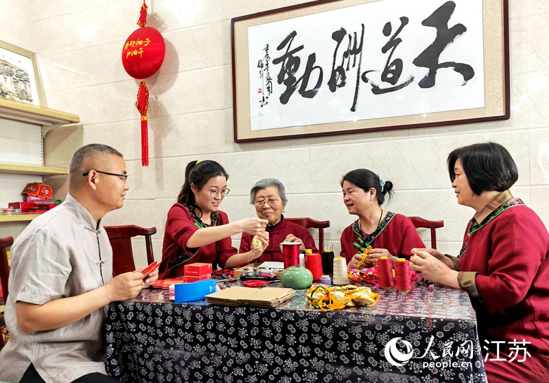 王秀英老人指導孫女制作香包。人民網 閆峰攝