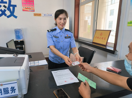 張靜正在為群眾辦理業務。 趙凱攝