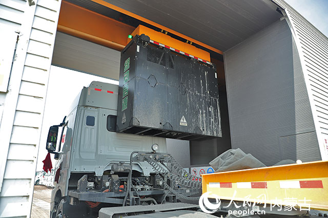 萬利新能源數字陸港里，正在充換電站進行換電的重卡。人民網記者 趙夢月攝