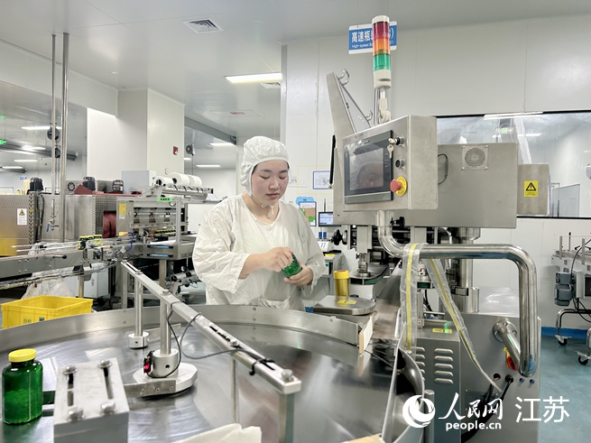 工作人員在操作檢測儀器。人民網 王丹丹攝