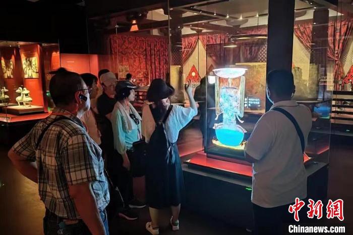 圖為臺灣新北市永和區(qū)里長聯(lián)誼會江西參訪團一行在南昌漢代海昏侯國遺址博物館內參觀展出的珍貴文物。　駱小龍 攝