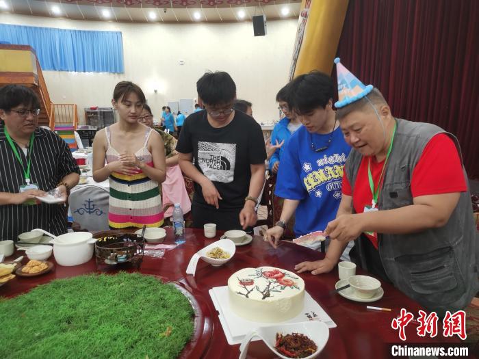 圖為內蒙古臺辦為臺胞過生日。　李愛平 攝